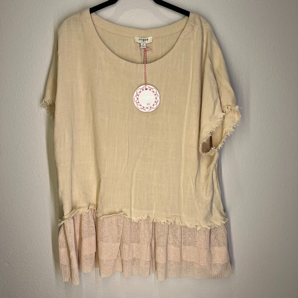 Umgee M top with lace trim - NWT